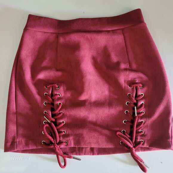 Vestidos Burgundy Lace-Up Mini Skirt With Grommet Details Sz Small - Picture 1 of 5